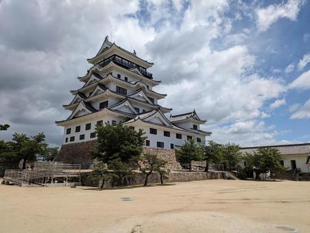 福山城と青空と福山城公園 福山城と青空と福山城公園の写真