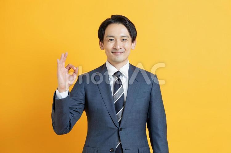 オーケーサインをするビジネスマン イケメン,ハンサム,プロフィール写真の写真素材