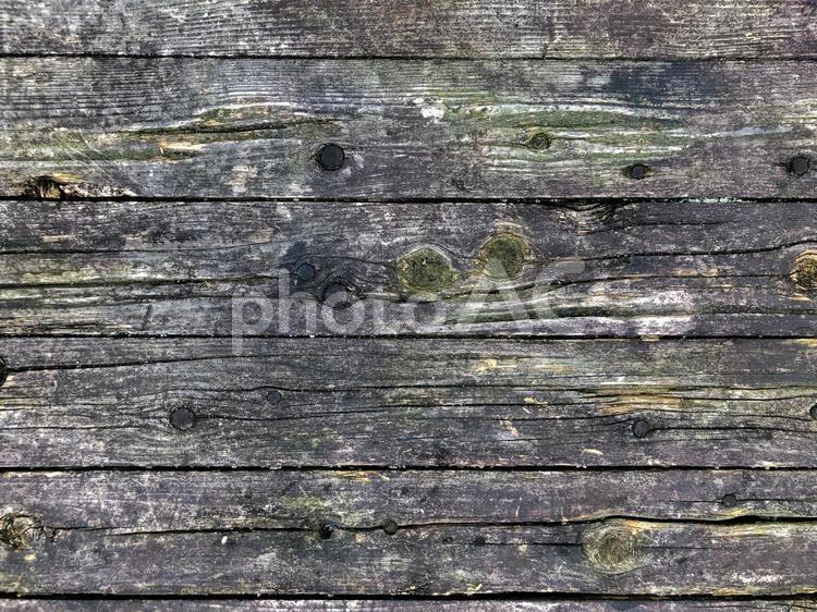 朽ち果てた木壁の背景 木目,木目調,雨ざらしの写真素材
