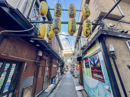三軒茶屋の三角地帯 三軒茶屋の三角地帯 三軒茶屋,三角地帯,路地裏の写真素材