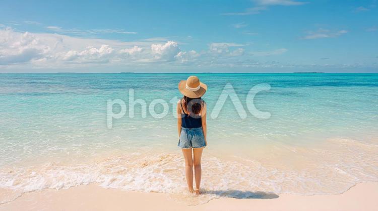 波打ち際で海を眺める女性の後ろ姿 女性,後ろ姿,ビーチの写真素材