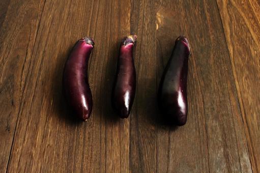木の上の三本のナス ナス,野菜,食材の写真素材