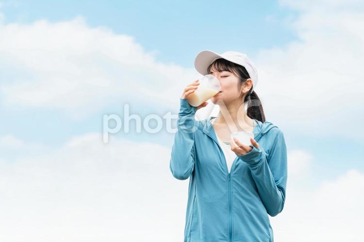 ボディメイクのためプロテインを飲む女性 プロテイン,飲む,eaaの写真素材