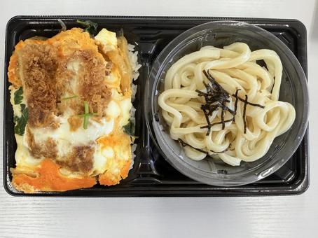 カツ丼とうどんのお弁当 カツ丼とうどんのお弁当 カツ丼,うどん,弁当の写真素材