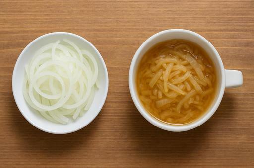 スライス玉ねぎとオニオンスープの写真