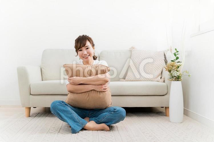 家でクッションを持つ笑顔のアジア人女性 女性,笑顔,笑うの写真素材