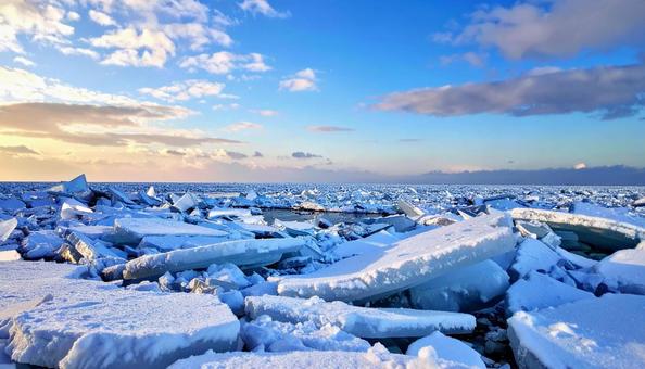 流氷ときれいな青空 流氷ときれいな青空の写真
