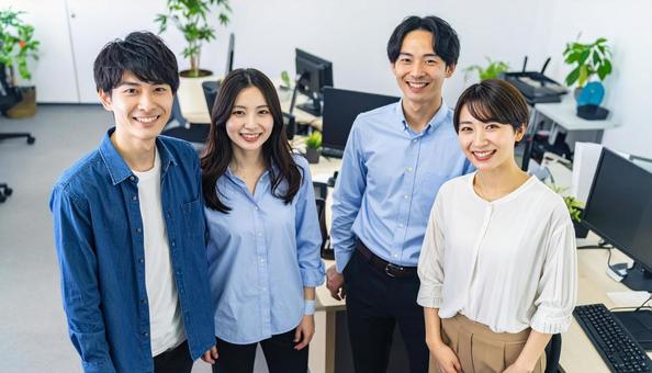 笑顔のある明るい職場風景 笑顔のある明るい職場風景の写真