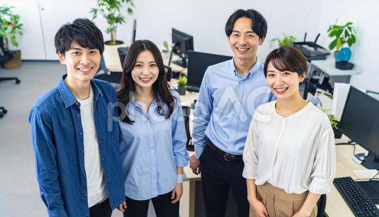 笑顔のある明るい職場風景 笑顔,ビジネスマン,ビジネスパーソンの写真素材
