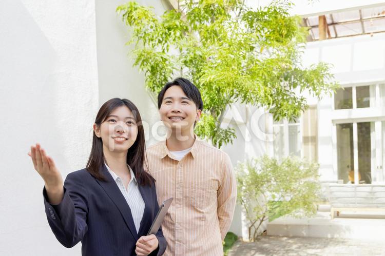 家を案内をする不動産営業 不動産,内見,見学の写真素材