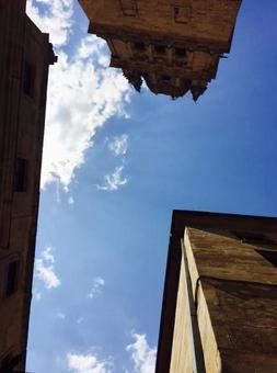 割れ目からの空 割れ目からの空の写真
