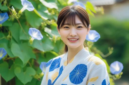 朝顔柄の浴衣を着た笑顔の女性の写真