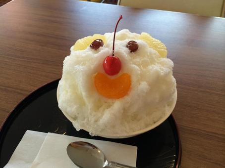 底に小豆あんが隠れたしろくま(練乳かき氷 底に小豆あんが隠れたしろくま(練乳かき氷 まるみつ食堂,沖縄ぜんざい,しろくまの写真素材