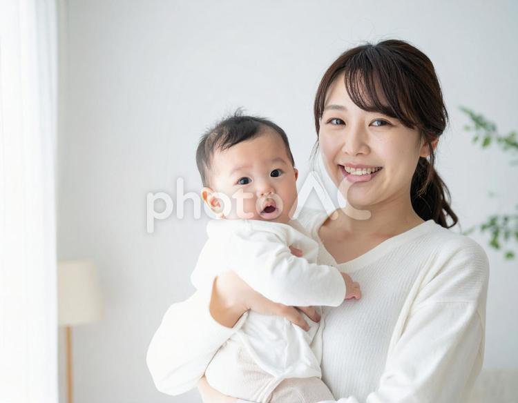 赤ちゃんを抱っこするお母さん 女性,お母さん,ママの写真素材
