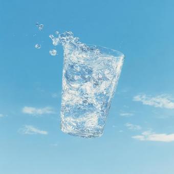軽やかなイメージの、水でいっぱいのグラス 軽やかなイメージの、水でいっぱいのグラスの写真