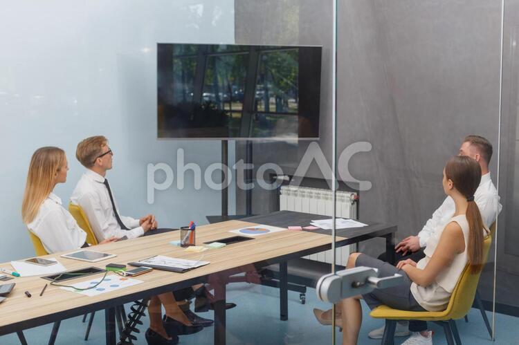モニターを見ながら会議をする人たち ビジネス,会議,仕事の写真素材