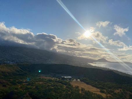 ハワイのダイヤモンドヘッドから見る朝日 ハワイのダイヤモンドヘッドから見る朝日の写真