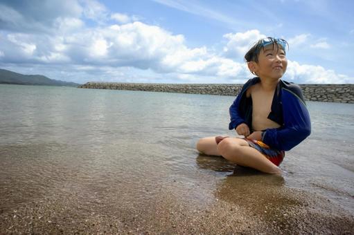 <素材>夏の海で水遊びをする男の子 <素材>夏の海で水遊びをする男の子 子供,男性,人物の写真素材