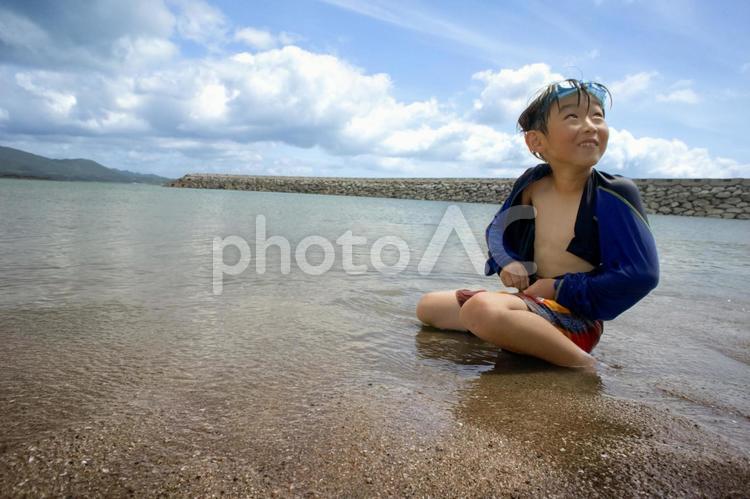 ＜素材＞夏の海で水遊びをする男の子 子供,男性,人物の写真素材