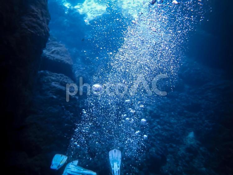 沖縄の青の洞窟で泳ぐダイバー 青の洞窟,沖縄,海の写真素材