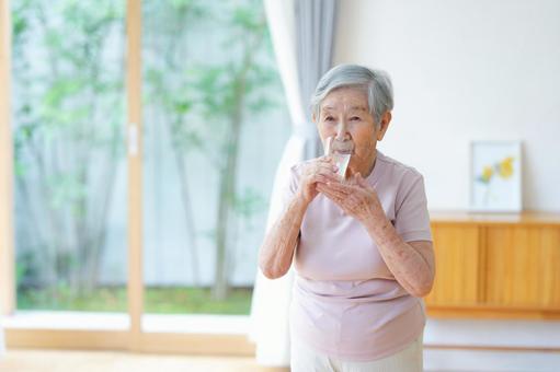 コップの飲み物を飲んでいる女性 女性,水,飲むの写真素材