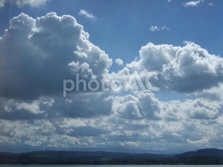白い雲がたくさん浮かぶ青い空 雲,空,白いの写真素材