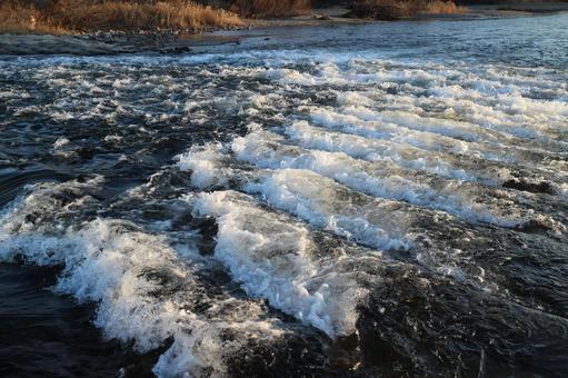 段々の堰を流れる川 段々の堰を流れる川 川,堰,流れの写真素材