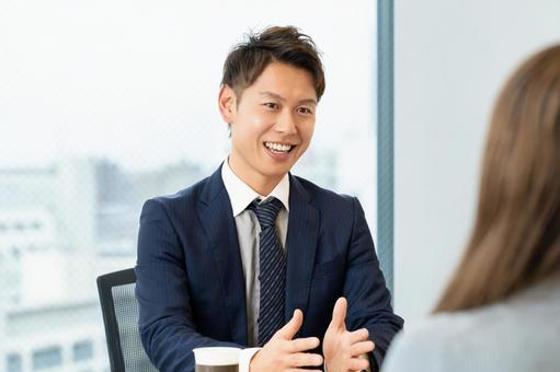 ミーティングをする男女2人のビジネスマン ミーティングをする男女2人のビジネスマン 男性,女性,男女の写真素材