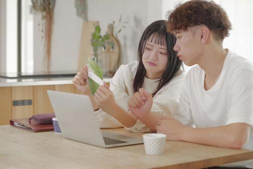 将来のお金の相談をする若い夫婦 家計管理,貯金,貯蓄の写真素材