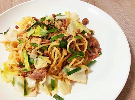 お皿に盛られた焼きそば お皿に盛られた焼きそば 焼きそば,ソース焼きそば,麺類の写真素材