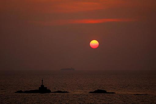 向かい合う夕焼けと夜 向かい合う夕焼けと夜 夕日,灯台,船の写真素材