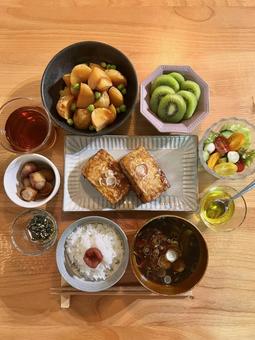厚揚げ大葉チーズ定食 厚揚げ大葉チーズ定食 厚揚げ,食事,ご飯の写真素材