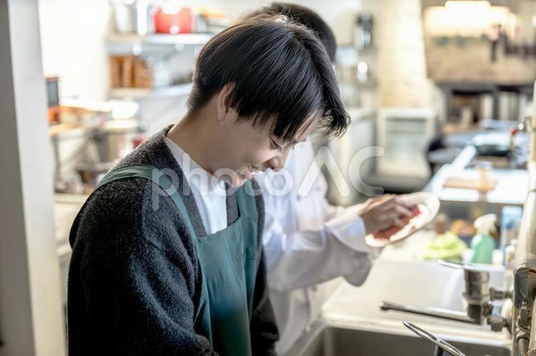 洗い物をする男性 皿洗い,洗う,台所の写真素材