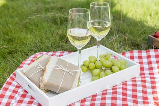 おしゃれなサンドイッチとワイングラス サンドイッチ,パン,ぶどうの写真素材