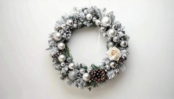 シルバーのクリスマスリース シルバーのクリスマスリースの写真