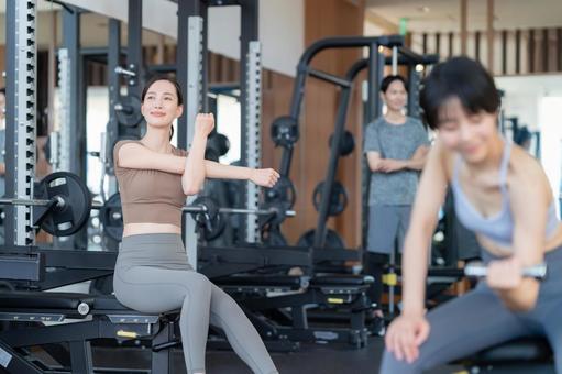 スポーツジムでトレーニングをする若い男女 スポーツジム,フィットネス,ダイエットの写真素材