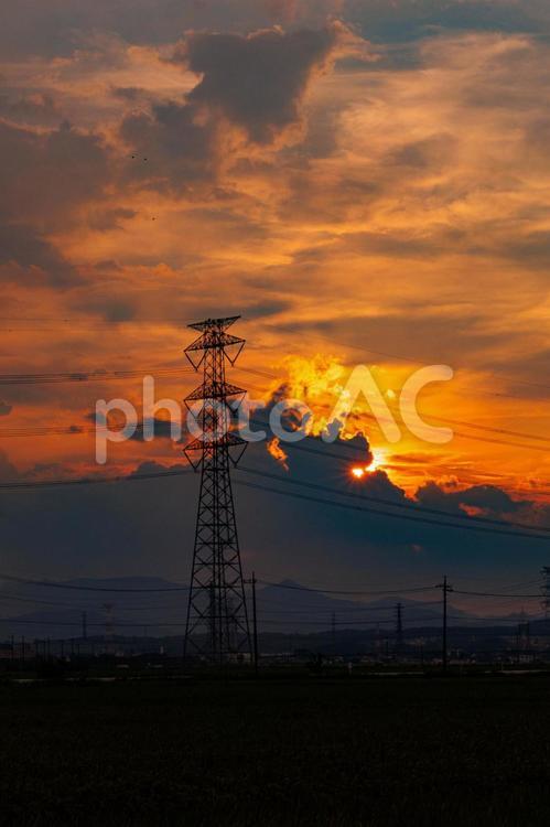 夕日に赤く染まる空と雲 空,雲,夕焼けの写真素材