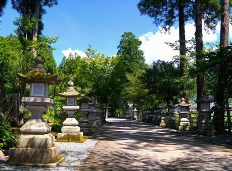 神社の灯籠と青空 神社の灯籠と青空の写真