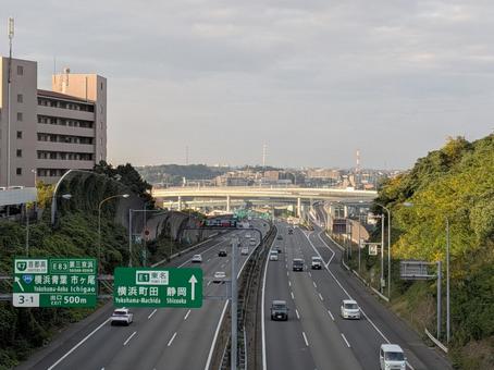 立冬前の雨上がりの土曜日の朝の東名高速 東名高速道路,朝の高速,横浜青葉インターチェンジの写真素材