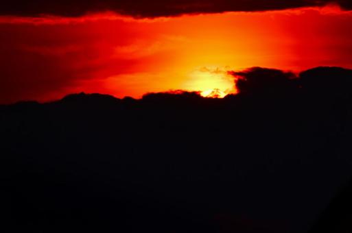 夕雲へと堕ちる太陽 夕雲へと堕ちる太陽 夕方,夕空,夕焼け空の写真素材