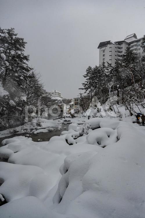 大雪に見舞われた草津 西の河原公園,雪,積雪の写真素材