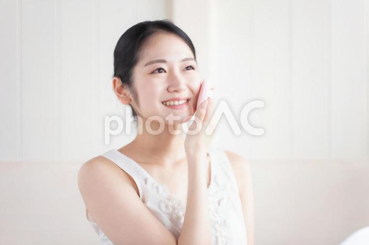 ファンデーション・パウダー・メイクする女性 メイク,化粧,美容の写真素材