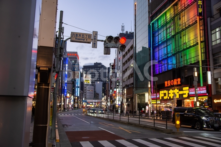 夕暮れ時の六本木五丁目交差点 六本木,六本木五丁目,観光スポットの写真素材