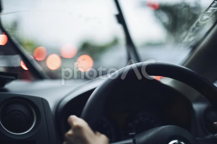雨の中を運転する女性 運転,女性,人物の写真素材