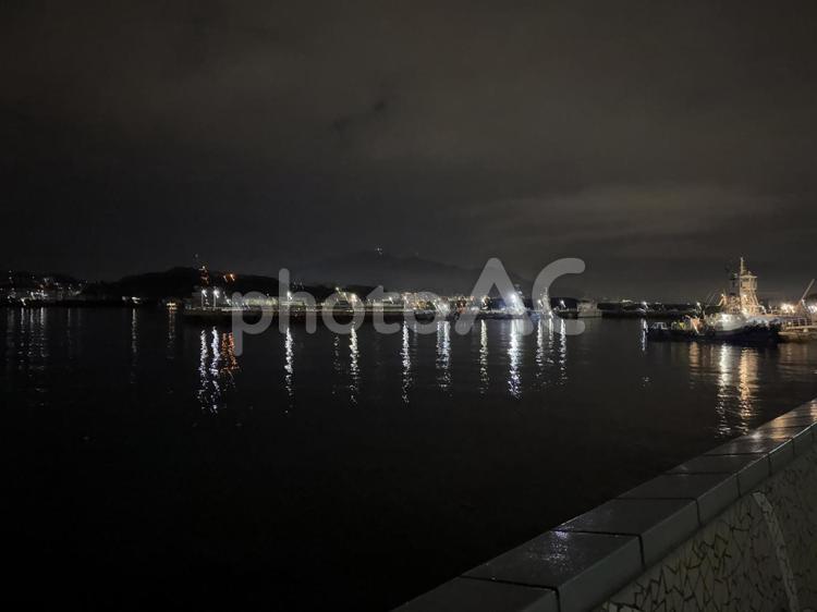 明け方の若戸大橋と北九州の街並み 夜明け,夜,産業の写真素材