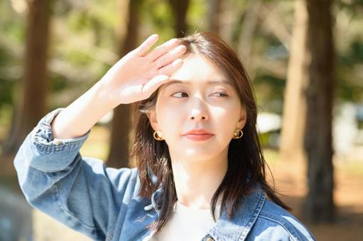 公園で日差しを浴びる女性 公園で日差しを浴びる女性 女性,外出,新緑の写真素材