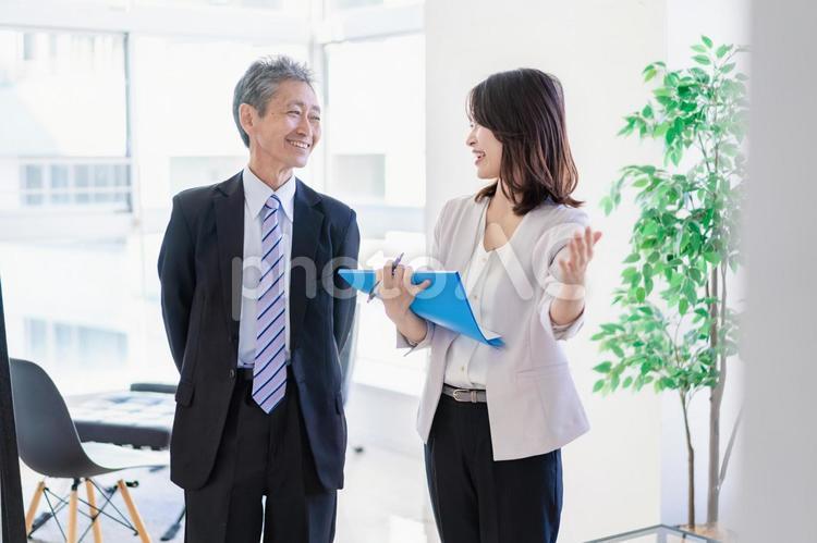 秘書と会話をするVIP 会話,オフィス,仕事の写真素材