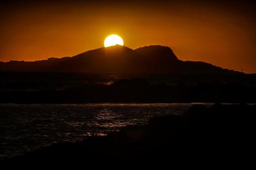 <五島の風景>海の向こうの島から昇る朝日 <五島の風景>海の向こうの島から昇る朝日の写真
