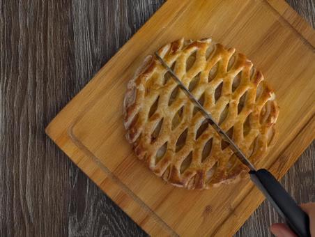 カットされるアップルパイ アップルパイ,パイ,ケーキの写真素材