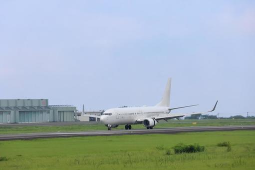 朝焼けの滑走路にて 朝焼けの滑走路にて 飛行機,航空機,旅客機の写真素材